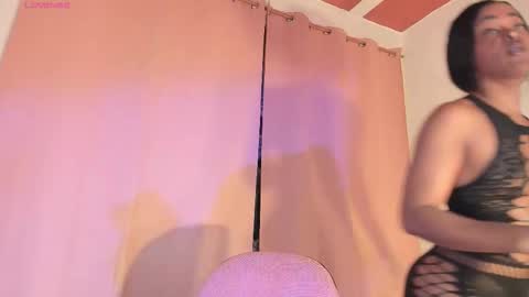 LAYLA online show from November 30, 5:06 pm