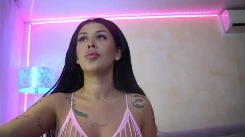 laylacruz online show from February 18, 7:15 am