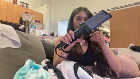 Layla online show from April 7, 6:25 am