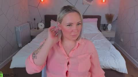 Layra online show from February 9, 9:57 am