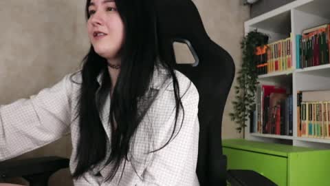 Snapshot of lazynut chatting on April 11, 3:33 am Lisa online show from April 11, 3:33 am