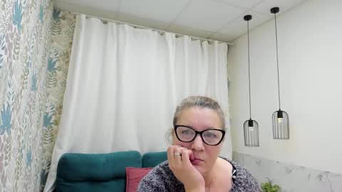 Snapshot of lea_fruit chatting on April 4, 5:06 am Lea online show from April 4, 5:06 am
