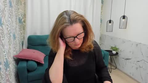 Snapshot of lea_fruit chatting on April 11, 5:12 am Lea online show from April 11, 5:12 am