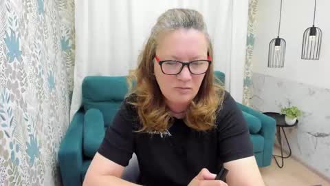 Snapshot of lea_fruit chatting on April 25, 5:32 am Lea online show from April 25, 5:32 am
