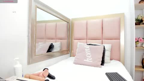 Snapshot of lea_wilson chatting on February 20, 3:56 am Lea online show from February 20, 3:56 am