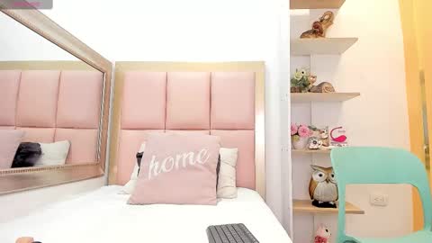 Snapshot of lea_wilson chatting on February 23, 7:38 pm Lea online show from February 23, 7:38 pm