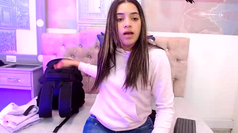 Leah online show from December 3, 6:28 pm