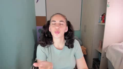 Snapshot of leah_sm chatting on January 18, 12:35 am Laura online show from January 18, 12:35 am