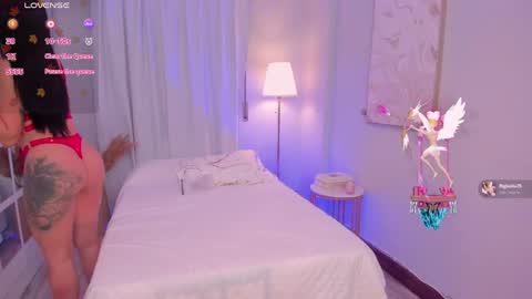 Snapshot of leahjones_ chatting on April 7, 6:36 am Leah Jones online show from April 7, 6:36 am