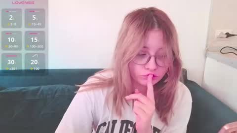Snapshot of leahlovejoy chatting on June 15, 1:46 pm Leah online show from June 15, 1:46 pm