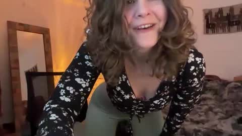 Snapshot of leahsparkles chatting on October 28, 8:11 pm Leah Sparkles online show from October 28, 8:11 pm