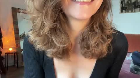 Snapshot of leahsparkles chatting on December 1, 2:22 pm Leah Sparkles online show from December 1, 2:22 pm