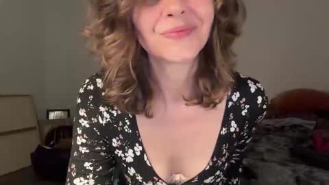 Snapshot of leahsparkles chatting on April 22, 3:02 pm Leah Sparkles online show from April 22, 3:02 pm