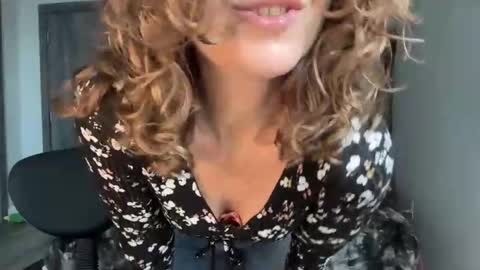 Snapshot of leahsparkles chatting on May 21, 3:41 pm Leah Sparkles online show from May 21, 3:41 pm