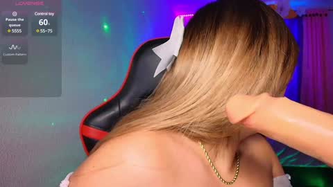 Snapshot of leahtemptation chatting on February 6, 1:10 pm leah online show from February 6, 1:10 pm