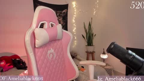 Snapshot of leamelie chatting on December 15, 10:30 am Amelia Black OF AMELIABLACK666 I lost all my thumbs up help me to get 80 online show from December 15, 10:30 am