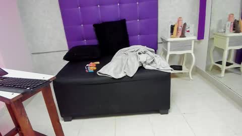 leamoreau__ online show from November 15, 12:13 pm