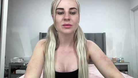 Snapshot of leannaxox chatting on March 10, 7:42 am Leanna online show from March 10, 7:42 am