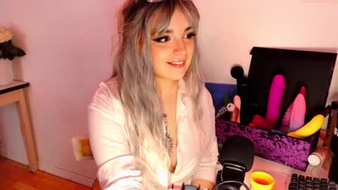 Snapshot of learaypie chatting on December 17, 5:47 pm Lea Ray Pie online show from December 17, 5:47 pm
