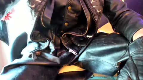 Snapshot of leatherdude69 chatting on February 4, 3:04 pm leatherdude69 online show from February 4, 3:04 pm
