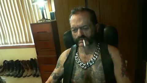 Snapshot of leathergreaser chatting on December 2, 11:18 pm leathergreaser online show from December 2, 11:18 pm