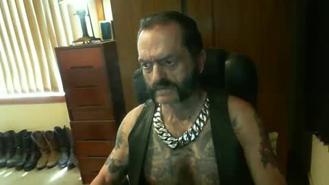 Snapshot of leathergreaser chatting on December 6, 3:19 am leathergreaser online show from December 6, 3:19 am