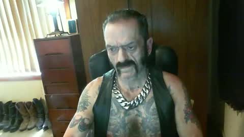 Snapshot of leathergreaser chatting on December 17, 3:28 am leathergreaser online show from December 17, 3:28 am
