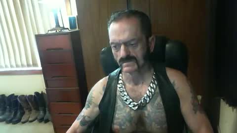 Snapshot of leathergreaser chatting on December 18, 1:05 am leathergreaser online show from December 18, 1:05 am