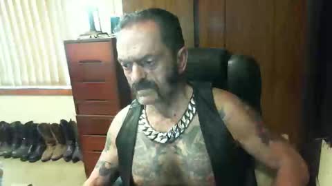 Snapshot of leathergreaser chatting on December 31, 10:23 pm leathergreaser online show from December 31, 10:23 pm
