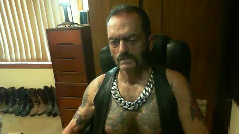 Snapshot of leathergreaser chatting on January 1, 10:24 pm leathergreaser online show from January 1, 10:24 pm