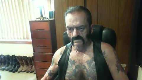 Snapshot of leathergreaser chatting on January 2, 4:52 am leathergreaser online show from January 2, 4:52 am