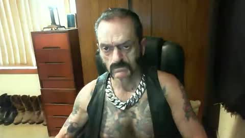 Snapshot of leathergreaser chatting on January 7, 2:10 am leathergreaser online show from January 7, 2:10 am