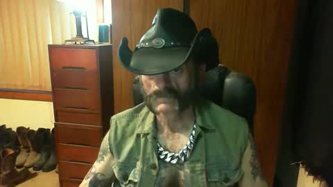 Snapshot of leathergreaser chatting on April 8, 7:52 am leathergreaser online show from April 8, 7:52 am