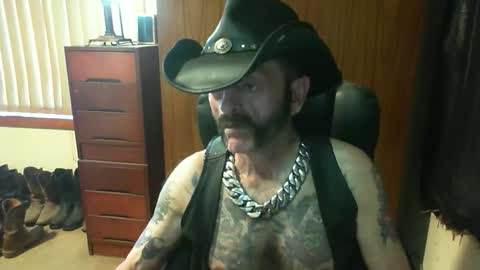 Snapshot of leathergreaser chatting on April 10, 11:31 pm leathergreaser online show from April 10, 11:31 pm