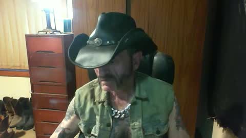Snapshot of leathergreaser chatting on April 17, 7:33 am leathergreaser online show from April 17, 7:33 am