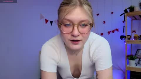Snapshot of leazy_peasy chatting on March 29, 5:40 am Ellie online show from March 29, 5:40 am