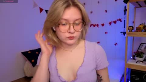 Snapshot of leazy_peasy chatting on April 22, 7:33 am Ellie online show from April 22, 7:33 am