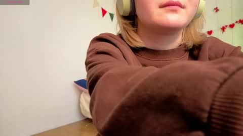 Snapshot of leazy_peasy chatting on April 23, 6:36 am Ellie online show from April 23, 6:36 am