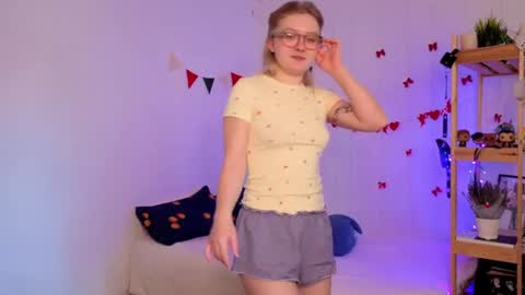 Snapshot of leazy_peasy chatting on June 12, 6:34 am Ellie online show from June 12, 6:34 am