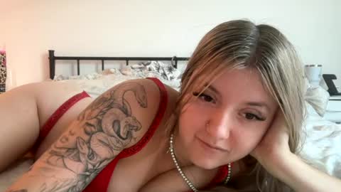 Snapshot of leeannerose chatting on June 15, 11:51 pm leeannerose online show from June 15, 11:51 pm