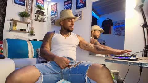 Snapshot of leenar_key chatting on October 18, 1:23 pm leenar_key online show from October 18, 1:23 pm