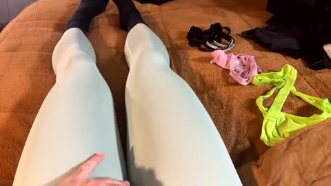 Snapshot of leggingslover7 chatting on December 5, 1:06 pm leggingslover7 online show from December 5, 1:06 pm