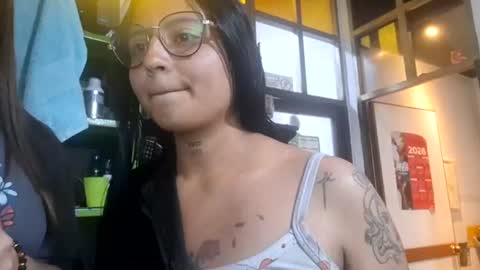 Snapshot of legscaramelxx chatting on July 9, 12:37 am legscaramelxx online show from July 9, 12:37 am