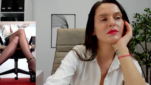 Elle  online show from December 4, 12:58 pm