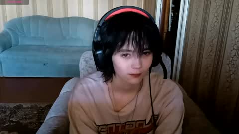 Snapshot of leigharedcross chatting on April 2, 7:39 am Viola online show from April 2, 7:39 am