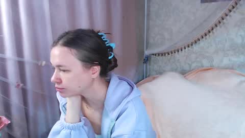 leila_bambi_ online show from June 6, 12:05 am