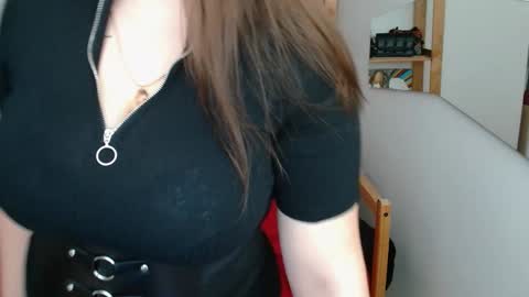 Snapshot of leila_beayte_ chatting on December 10, 10:17 am Leila online show from December 10, 10:17 am