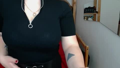 Snapshot of leila_beayte_ chatting on December 10, 1:22 pm Leila online show from December 10, 1:22 pm