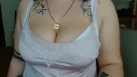 Snapshot of leila_beayte_ chatting on December 16, 1:32 pm Leila online show from December 16, 1:32 pm