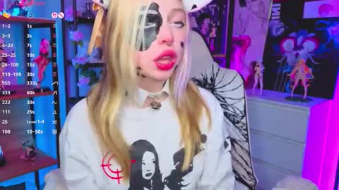 Leila online show from November 11, 5:35 pm